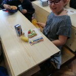 Gyerekek étkeznek a teremben