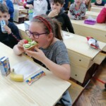 Gyerekek étkeznek a teremben