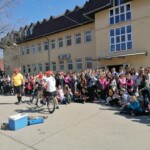 Kerékpáros ügyességi bemutató az udvaron