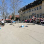 Kerékpáros ügyességi bemutató az udvaron
