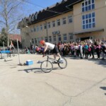 Kerékpáros ügyességi bemutató az udvaron