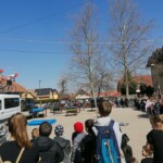 Kerékpáros ügyességi bemutató az udvaron