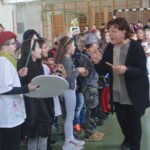 Jelmezes gyerekek a sportcsarnokban