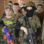 Jelmezes gyerekek a sportcsarnokban
