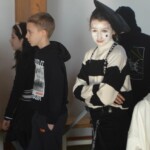 Jelmezes gyerekek a sportcsarnokban