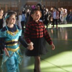 Jelmezes gyerekek a sportcsarnokban