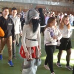 Jelmezes gyerekek a sportcsarnokban