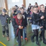 Jelmezes gyerekek a sportcsarnokban