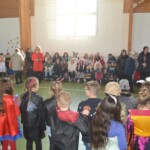 Jelmezes gyerekek a sportcsarnokban