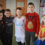 Jelmezes gyerekek a sportcsarnokban