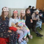 Jelmezes gyerekek a sportcsarnokban