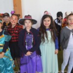 Jelmezes gyerekek a sportcsarnokban