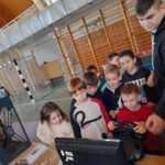 Tanulók gépkocsi szimulátorral
