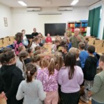 Gyerekek méhészeti előadáson az iskola könyvtárában