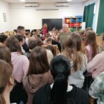 Gyerekek méhészeti előadáson az iskola könyvtárában