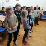 Gyerekek méhészeti előadáson az iskola könyvtárában