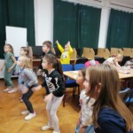 Gyerekek méhészeti előadáson az iskola könyvtárában