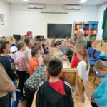 Gyerekek méhészeti előadáson az iskola könyvtárában