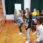 Gyerekek méhészeti előadáson az iskola könyvtárában